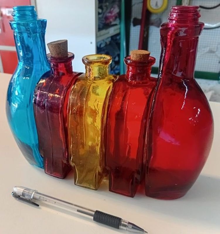 Colección de Botellas de Vidrio Coloridas - imagen 3