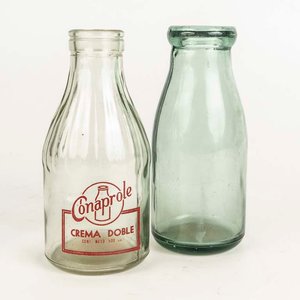 Lote siguiente: 2 botellas de leche, 1 de crema de doble Conaprole