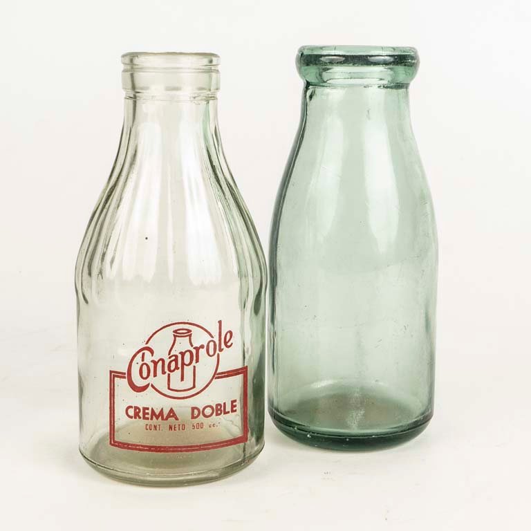 2 botellas de leche, 1 de crema de doble Conaprole
