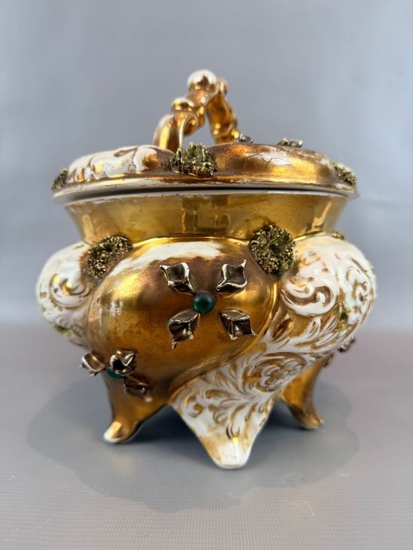 Gran Bombonera Capodimonte de Cerámica Dorada y Blanca con Detalles Verdes