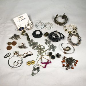 Lote Variado de Bijouterie: Aros, Pulseras y Anillos - imagen 1