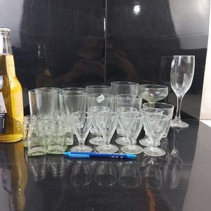 Lote Variado de Cristalería: Copas, Vasos y Frascos de Vidrio Transparente - imagen 3