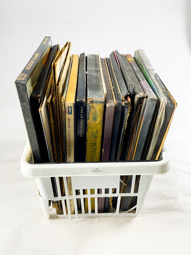 Lote siguiente: Colección de discos y álbumes musicales