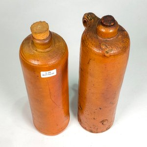 Dos Porrones Antiguos de Gres con Sello y Asa - imagen 2