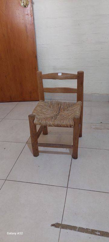 Silla de madera y asiento de totora pequeña - imagen 4