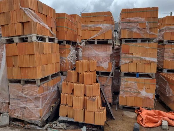 Lote de 3510 Ladrillos Cerámicos Huecos en 45 Pallets