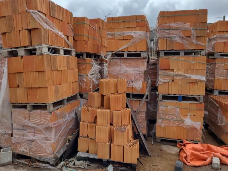 Lote de 3510 Ladrillos Cerámicos Huecos en 45 Pallets