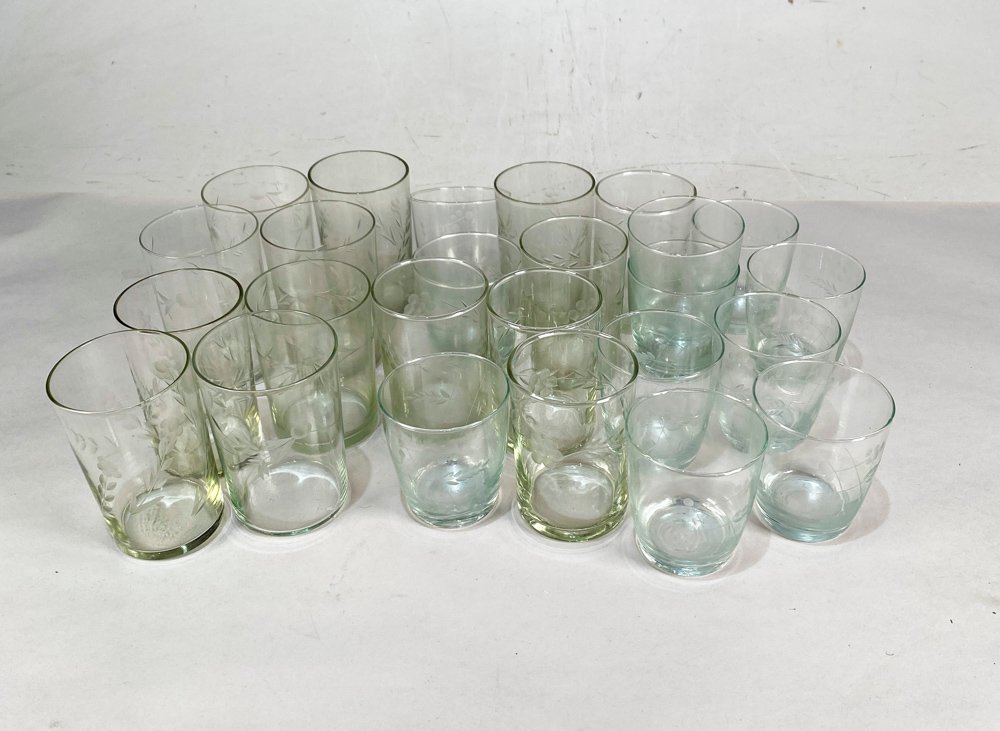 Lote de 24 Vasos Hialinos con Grabados Florales
