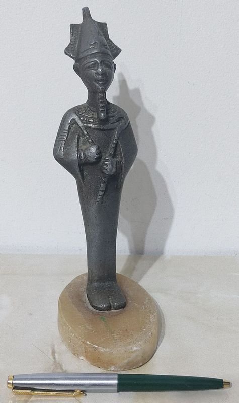 Lote siguiente: Estatuilla del Dios Osiris en metal, sobre base de Mármol