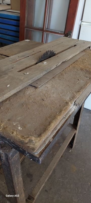 Mesa de trabajo trifásica en madera con diseño antiguo - imagen 4