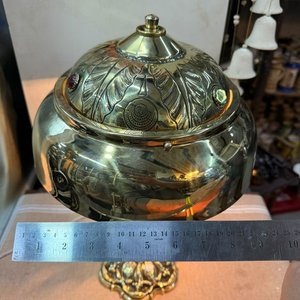 Lámpara de Mesa Antigua en Bronce con Pantalla Repujada y Cabujones - imagen 5