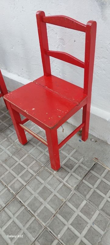 Silla infantil roja en buen estado - imagen 3