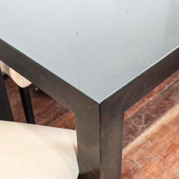 Mesa de comedor con seis sillas tapizadas en pana beige con fundas blancas - imagen 3
