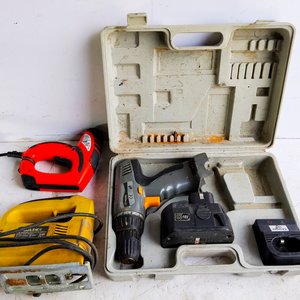 Lote de Herramientas Eléctricas: Engrampadora, Caladora, Atornillador y Compresor de Pintar - imagen 2