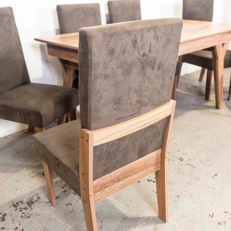 Mesa de comedor con seis sillas tapizadas para una decoración acogedora - imagen 3
