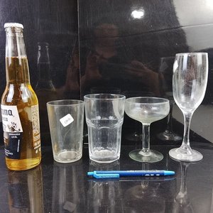 Lote Variado de Cristalería: Copas, Vasos y Frascos de Vidrio Transparente - imagen 7
