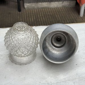 Embudo de Aluminio y Plafón de Vidrio Tallado - imagen 2