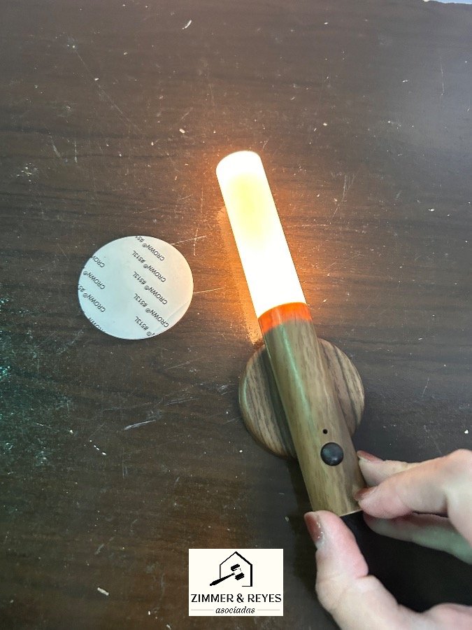 Luz LED Portátil con Base de Madera y Puerto USB
