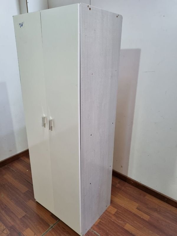 Placard Dos Puertas Estantes Y Palo Para Pechas - imagen 4