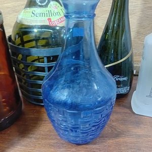 Lote de Frascos y Botellas Decorativas de Vidrio Azul, Ámbar y Verde - imagen 3