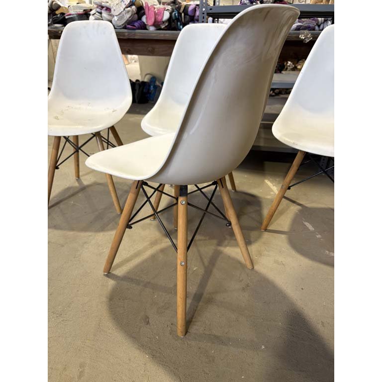 Sillas blancas de plástico con patas de madera - imagen 2