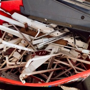 Caja con Ménsulas Metálicas Varias para Soporte - imagen 2