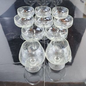 Lote de Cristalería: Licorera, Jarra Azul, Vaso Grabado y Copas de Brandy - imagen 5