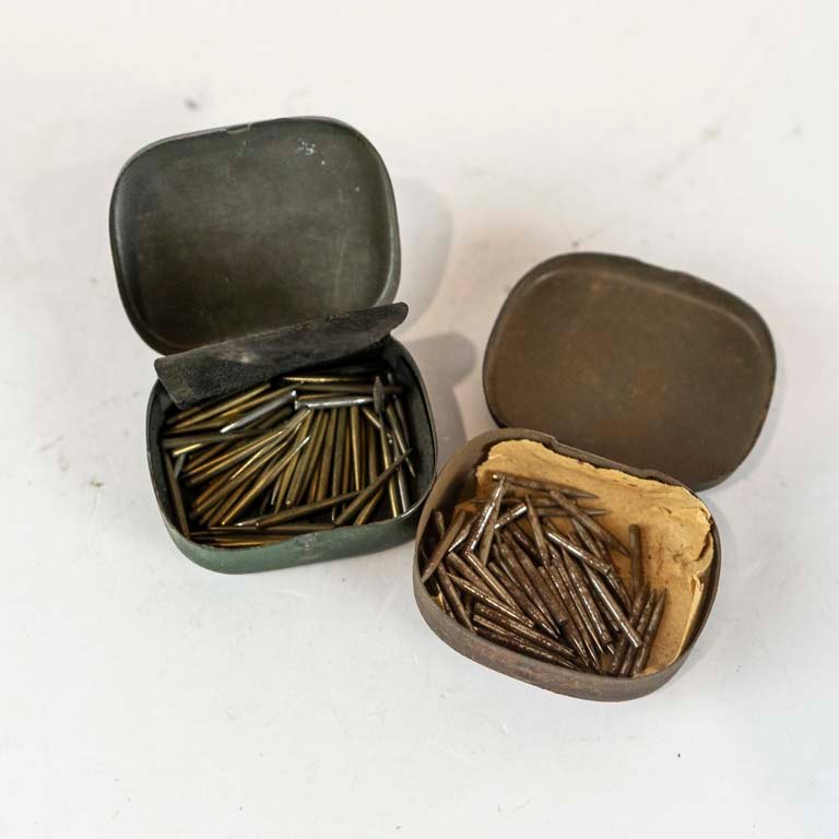 Lote siguiente: Dos cajas con clavos de vitrola