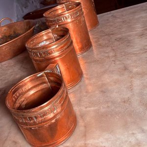 Lote de 8 Artículos de Cobre: Ollitas, Paellera y Medidores - imagen 3