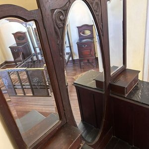 Tocador Antiguo de Roble con Espejo Triptico y Tapas de Mármol - imagen 5