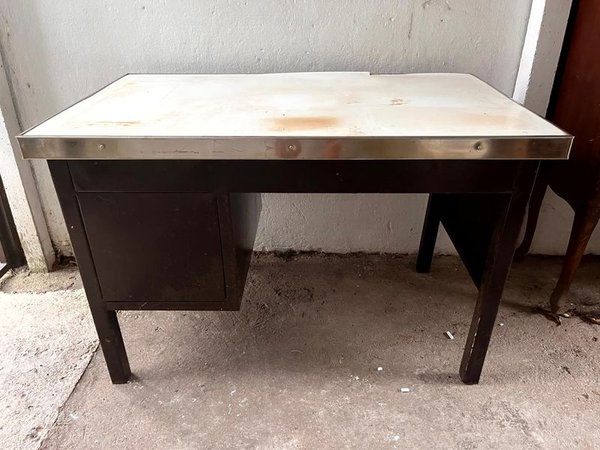 Antiguo Escritorio de Oficina en Estructura Metálica con Tres Cajones Laterales con Tiradores Metálicos - imagen 7