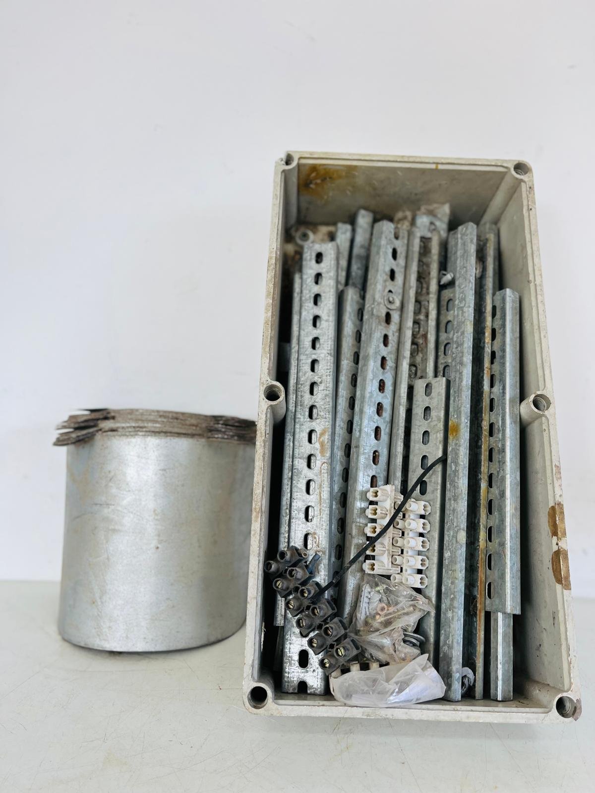 Lote de Rieles de Acero Galvanizado y Soportes de Chapa