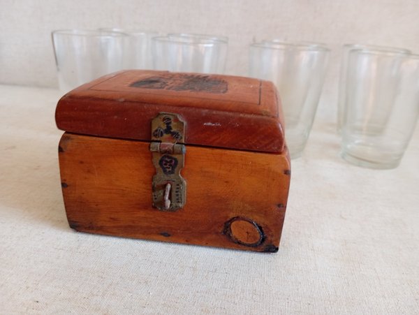 Caja de madera con 8 vasos claros - imagen 5