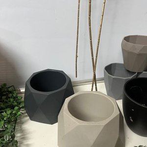 Canasto Plástico Beige con 7 Macetas Geométricas y Flores Artificiales Doradas - imagen 7