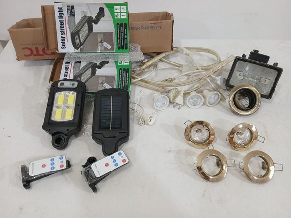 Lote de Iluminación: Focos Solares y Soportes para Dicroicas - imagen 1