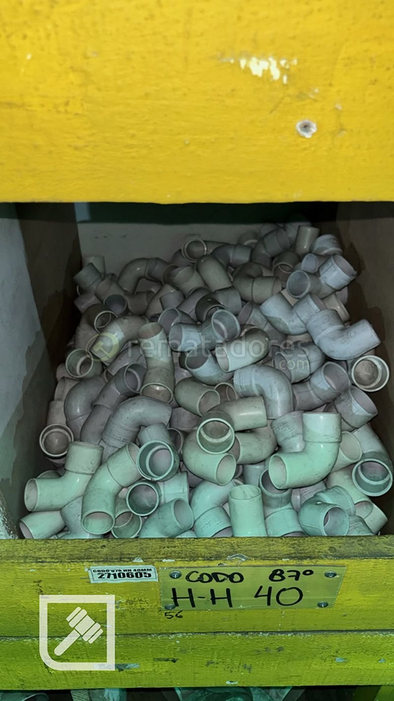 Lote de Codos y Conexiones de PVC para Tuberías
