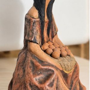 Escultura Artesanal Paraguaya en Terracota Policromada: Campesina con Cesta - imagen 2