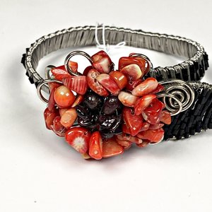 Pulsera de Metal con Detalle de Coral y Piedras Negras - imagen 3