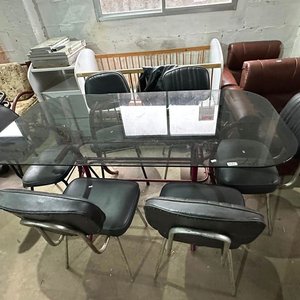 Lote siguiente: Mesa de vidrio con 6 sillas tapizadas, estilo moderno