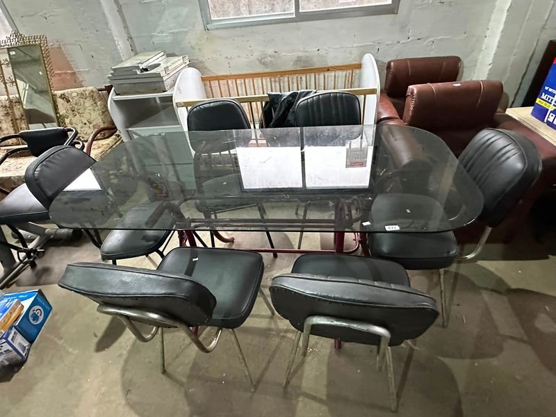 Mesa de vidrio con 6 sillas tapizadas, estilo moderno