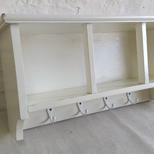Repisa Blanca de Madera con Ganchos para Colgar - imagen 4