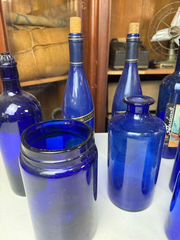 Colección de botellas y vasos de vidrio azul - imagen 4