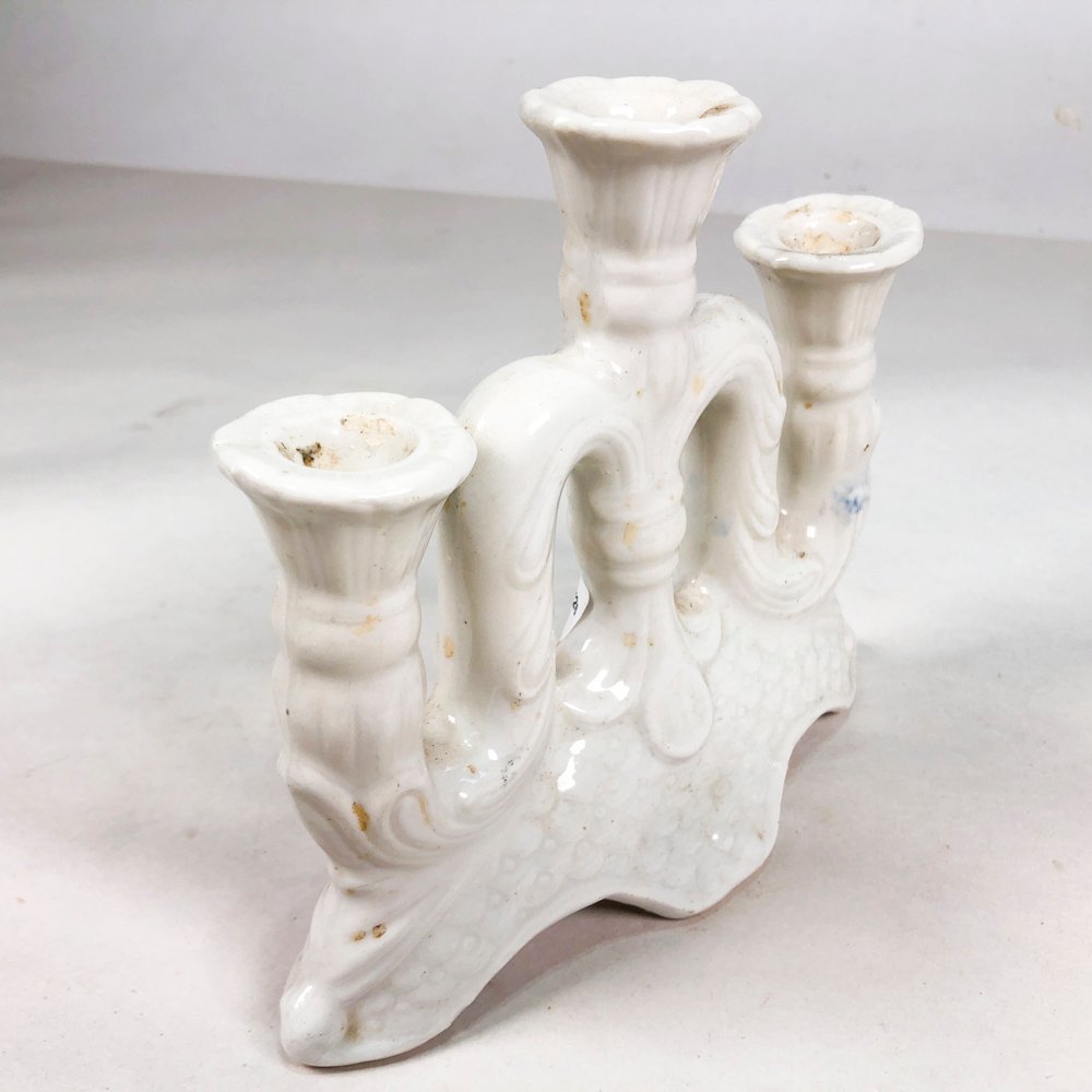 Candelabro en loza blanca con tres velas - imagen 3