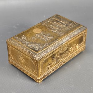 Caja de Perfume Francés "Esora" en Metal Dorado con Interior de Terciopelo - imagen 2