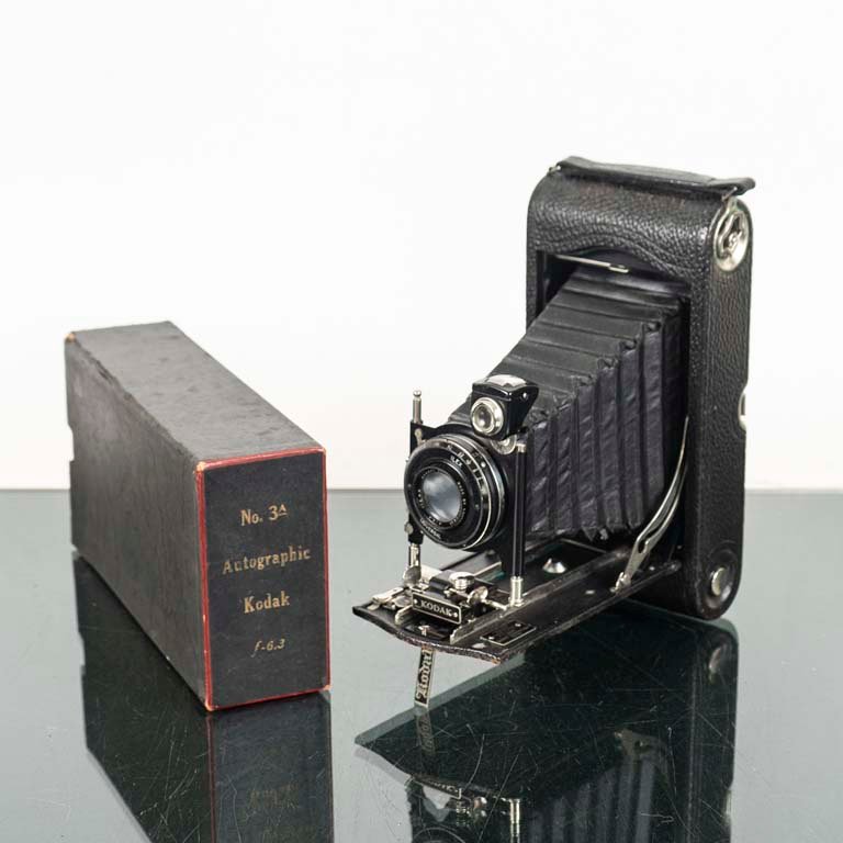 Lote siguiente: Cámara antigua Kodak con fuelle autográfico para venta
