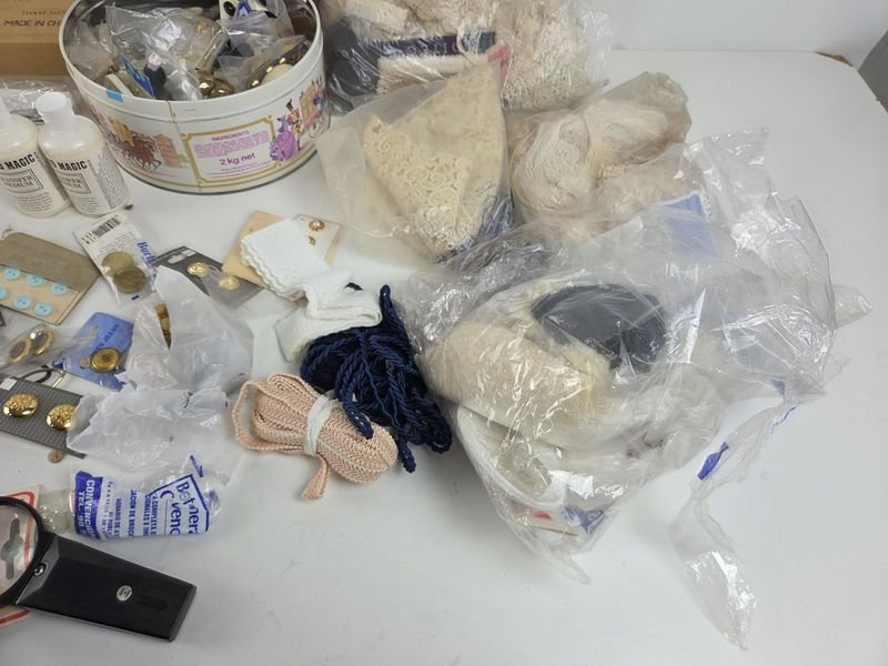 Gran lote de accesorios para costura y maquinaria - imagen 8
