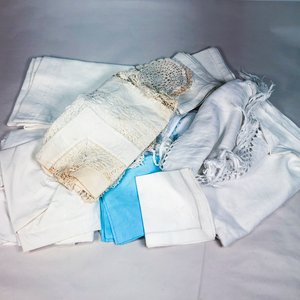 Lote siguiente: Lote de Textiles Blancos y Celestes con Encaje y Bordado