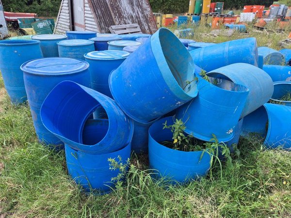 Tarrinas y Barriles de Plástico en Mal Estado - imagen 1