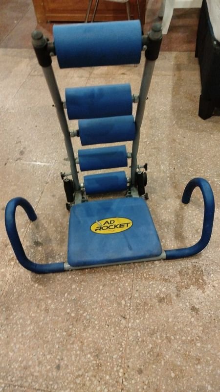 Lote siguiente: Silla azul con etiqueta amarilla para venta