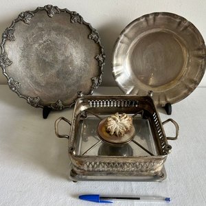 Lote siguiente: Plato Decorativo y Calentador de Metal Plateado